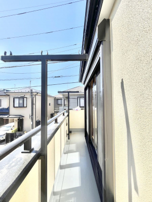 バルコニー　南向きのバルコニー！ご家族の洗濯物はもちろん、お布団もたっぷり干せます！