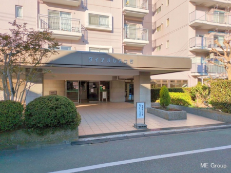 エントランス　前面道路はきちんと整備されています。  