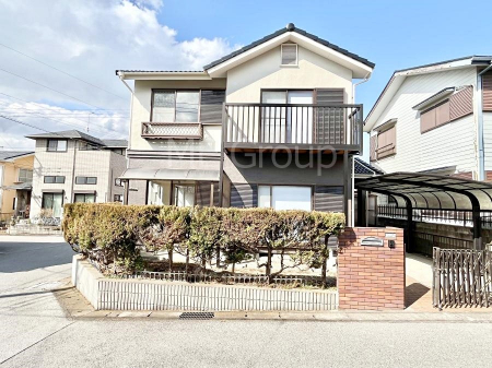 現地外観写真　たっぷりの陽光と開放感に包まれる明るい住まい  