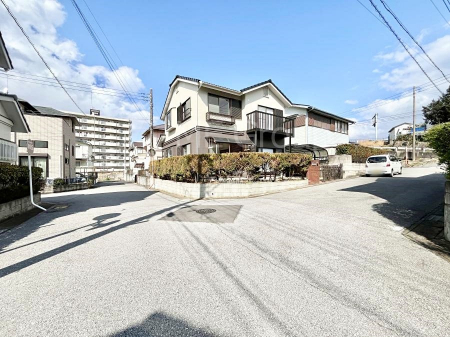 現地外観写真　角地なので日当たりも良く、お家が堂々として見えます。