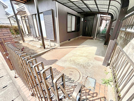 　屋根付きのカースペースは大切なお車を傷や汚れから守ることができます。  