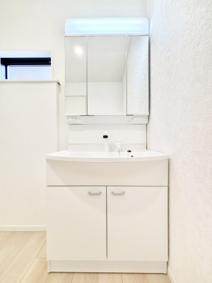 ���ʑ�E���ʏ��@�X�^�C�����O�ɕ֗��ȎO�ʋ��A�~���[�L���r�l�b�g�ōׂ������X�b�L��    