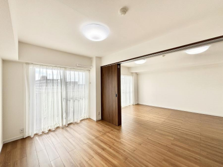 ���̑����ρ@���r���O�ɗאڂ����m���B�����˂��J������ƃ��r���O�ƌq����e���̋�Ԃɕϐg�I�@