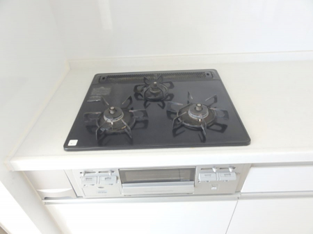 その他内観　三口ガスコンロでお料理が一気にはかどりそう  