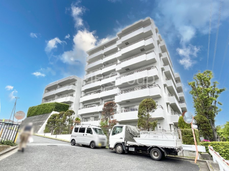 現地外観写真　外観 生活に便利な地に伸びやかな家族の生活風景を描く住まい