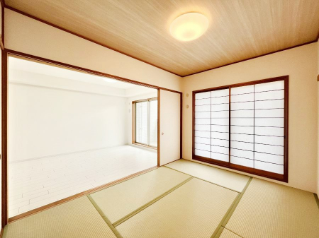 その他内観　リビング隣接の和室は毎日の暮らしに癒しと安らぎをもたらしてくれます  