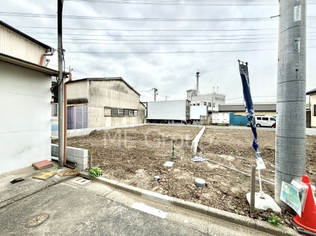 現地外観写真　溢れる陽光でご家族の笑顔も輝く  