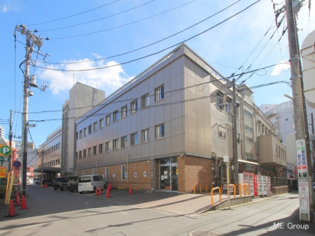 周辺環境　病院 800m 岡田病院