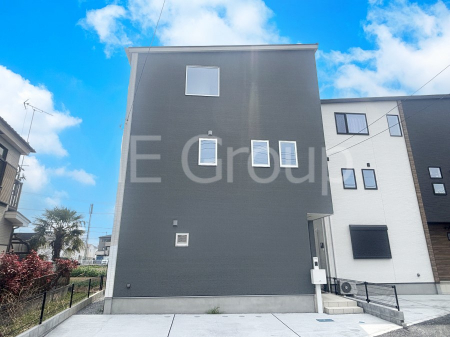 現地外観写真　暮らしやすさと居心地の良さにこだわったシンプルで飽きのこないデザイン ！