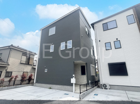 現地外観写真　シンプルで落ち着きのある建物は住むかたの個性でオリジナルなものになっていきます。 