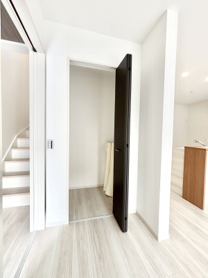 ���̑����ρ@���r���O���[�B�����Ɏ��[������ƕ����W�܂�LDK���X�b�L���Еt�������ł��ˁB  