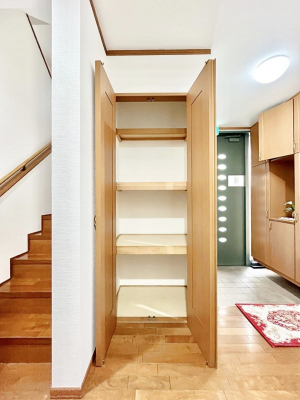 ���[�@1�K�L�����[�ɂ͑|���p�i����p�i�̃X�g�b�N�Ȃǂ����[�ł��܂��B