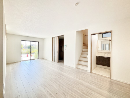 ���r���O�@���Ƒ��Ƃ̃R�~���j�P�[�V�������[�܂郊�r���O�C���K�i���̗p�B