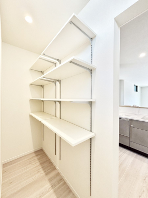 ���̑����ρ@�L�b�`���ɂ̓p���g���[�I�H�ނ̃X�g�b�N�͂������A���p�i�̎��[�Ȃǎg�����͂��낢��I