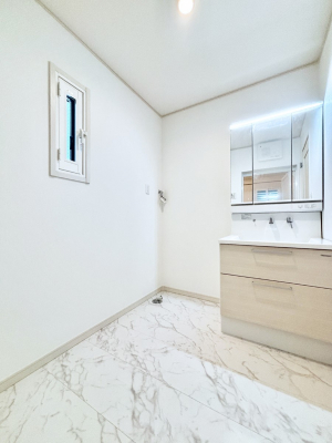 ̑@Ă̂ŎC̑ꏊłC\s܂B̐gxxCǂI