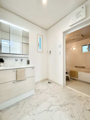 ̑@Ă̂ŎC̑ꏊłC\s܂B̐gxxCǂI