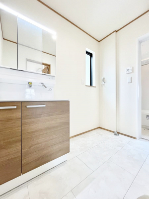 ̑@Ă̂ŎC̑ꏊłC\s܂B̐gxxCǂI