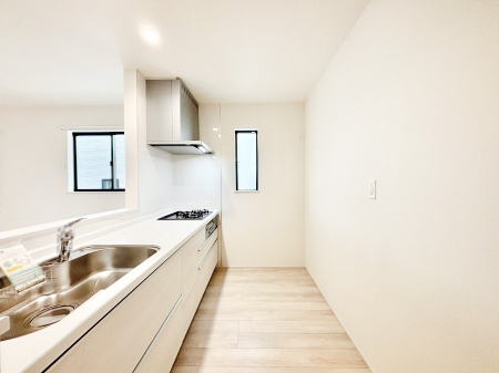 �L�b�`���@�u�₩�ȕ����ʂ蔲����L�b�`���B��������̂Ŗ��邭���C�ɂ��𗧂��܂�