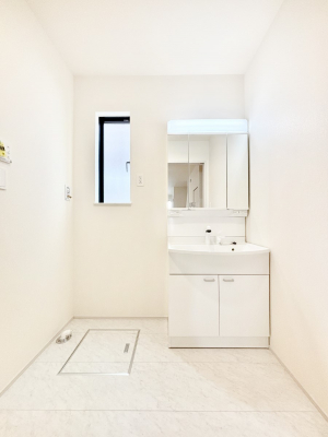 ���ʑ�E���ʏ��@�X�^�C�����O�ɕ֗��ȎO�ʋ��A�~���[�L���r�l�b�g�ōׂ������X�b�L��