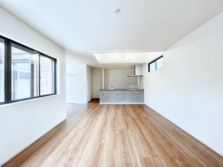 ̑ρ@Ƒ̏Ί炪RƐ܂ĂAȕ͋C̃_CjOɎdオĂ܂B