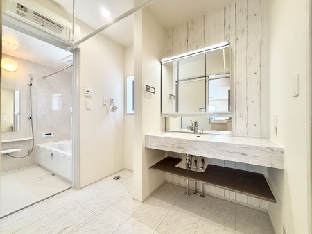 ̑@Ă̂ŎC̑ꏊłC\s܂B̐gxxCǂI