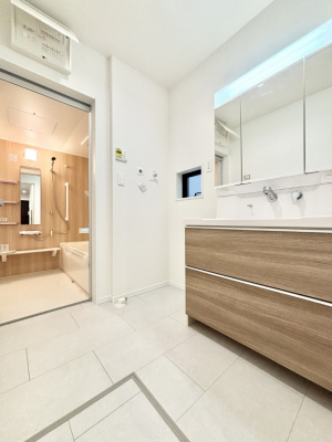 ̑@Ă̂ŎC̑ꏊłC\s܂B̐gxxCǂI