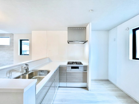 �L�b�`���@�u�₩�ȕ����ʂ蔲����L�b�`���B��������̂Ŗ��邭���C�ɂ��𗧂��܂��B