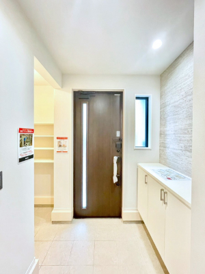 ���ց@�K���X�X���b�g�̓��������փh�A�������Ɍ���͂��Ă���܂�