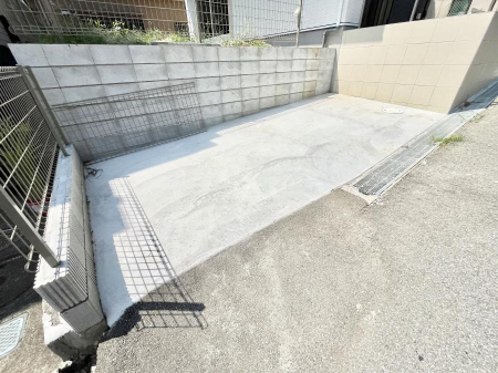 @2\I}Ȃql̒ԂɁB܂AƑ̎]ԃXy[XƂĂ劈B