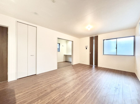 ���r���O�@���邢�z���������A�����̕��͋C�ɖ�������郊�r���O�E�_�C�j���O�B 