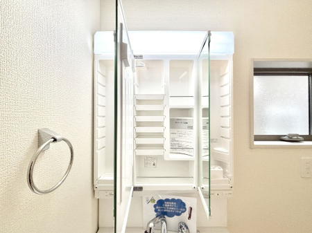 ���̑����ρ@�O�ʋ��̗��ɁA���ϕi��q���p�i�Ȃǂ����[�\�B���ʑ����������ƕۂ��܂��I