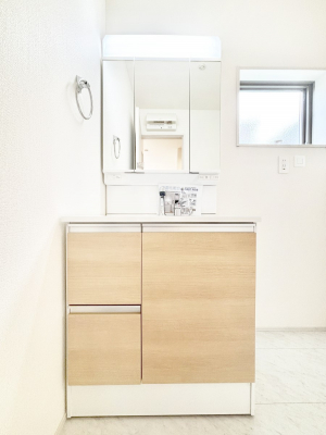 ���ʑ�E���ʏ��@�X�^�C�����O�ɕ֗��ȎO�ʋ��A�~���[�L���r�l�b�g�ōׂ������X�b�L��