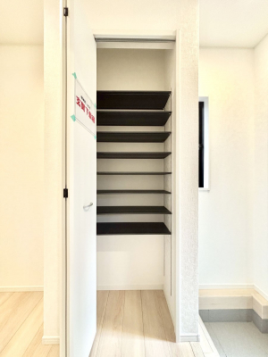 ���̑����ρ@�����Ղ���[�ł���V���[�Y�{�b�N�X�ŉƑ��S���̌C���A���ւ�������B  