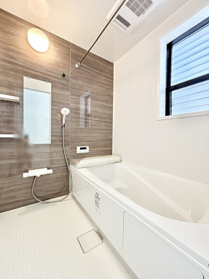 �����@�����������F�����̕ǖʁA������������芰����o�X���[���B 