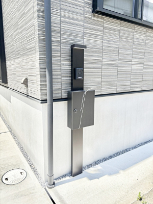 ���̑��@�\�D�E�C���^�[�z���E�|�X�g���ЂƂɏW��B�G���g�����X�ɂȂ��ރV���v���f�U�C���B