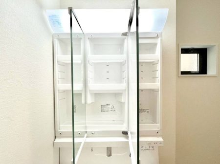 ���̑����ρ@�O�ʋ��̗��ɁA���ϕi��q���p�i�Ȃǂ����[�\�B���ʑ����������ƕۂ��܂��I