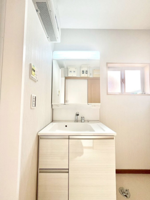 ʑEʏ@邢ʏ͖̐gxxyłႢłB