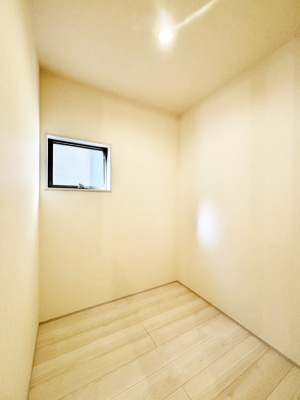 ���[�@�L�b�`���ɂ̓p���g���[�I�H�ނ̃X�g�b�N�͂������A���p�i�̎��[�Ȃǎg�����͂��낢��I