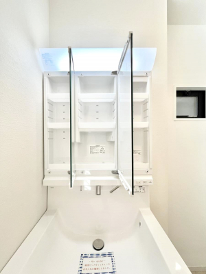 ���̑����ρ@�O�ʋ��̗��ɁA���ϕi��q���p�i�Ȃǂ����[�\�B���ʑ����������ƕۂ��܂��I