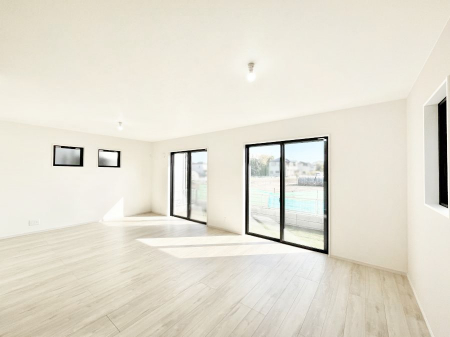 ���r���O�@���R������荞�܂�A�Ƒ��c���̏ꏊ�𖾂邭���o