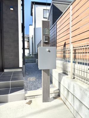 ���̑��@�\�D�E�C���^�[�z���E�|�X�g���ЂƂɏW��B�G���g�����X�ɂȂ��ރV���v���f�U�C���B