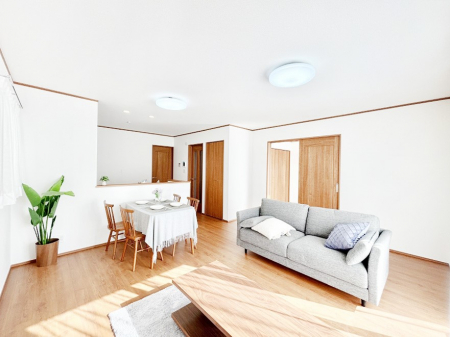 ���r���O�@���₩�ȗz���܂�ɕ�܂��A���S�n�̗ǂ����r���O�ŉƑ��c���I