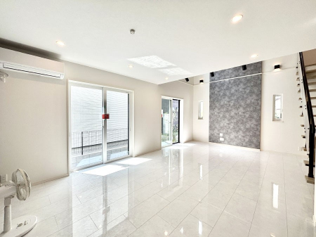 ̑ρ@Ƒ̏Ί炪RƐ܂ĂAȕ͋C̃_CjOɎdオĂ܂B