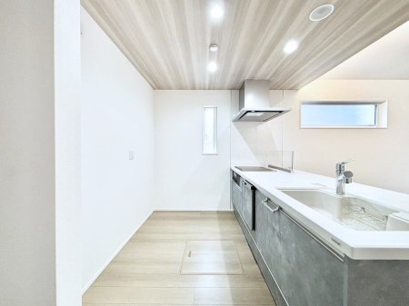 �L�b�`���@�u�₩�ȕ����ʂ蔲����L�b�`���B��������̂Ŗ��邭���C�ɂ��𗧂��܂��B