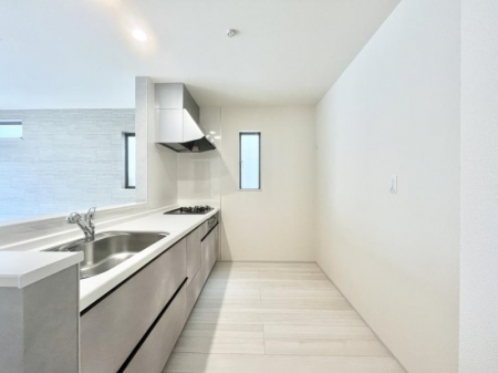 �L�b�`���@�u�₩�ȕ����ʂ蔲����L�b�`���B��������̂Ŗ��邭���C�ɂ��𗧂��܂��B