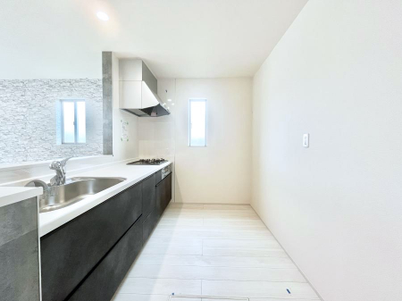 �L�b�`���@�u�₩�ȕ����ʂ蔲����L�b�`���B��������̂Ŗ��邭���C�ɂ��𗧂��܂��B