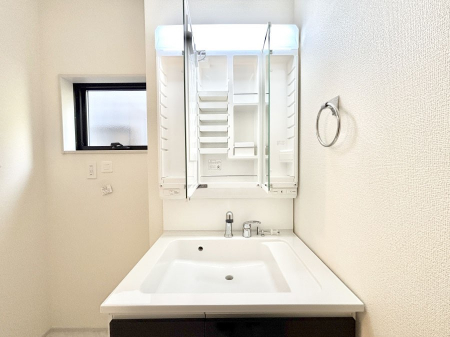 ���̑����ρ@�O�ʋ��̗��ɁA���ϕi��q���p�i�Ȃǂ����[�\�B���ʑ����������ƕۂ��܂��I