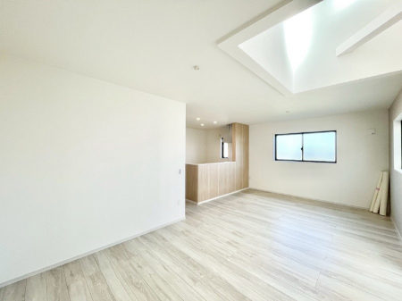 ���r���O�@���r���O�㕔�ɂ͐��������̗p�B���邢�z���ɕ�܂���ԂŉƑ��c���I