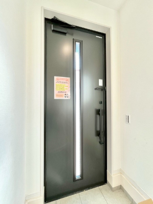 ���ց@�K���X�X���b�g�̓��������փh�A�������Ɍ���͂��Ă���܂�