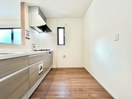 �L�b�`���@�u�₩�ȕ����ʂ蔲����L�b�`���B��������̂Ŗ��邭���C�ɂ��𗧂��܂��B